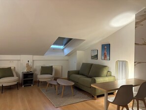 Basic Studio | Desk, free WiFi
