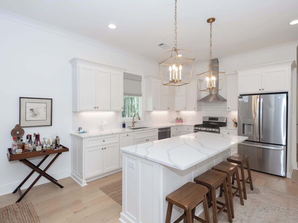 Réfrigérateur, four à micro-ondes, un four, surface de cuisson