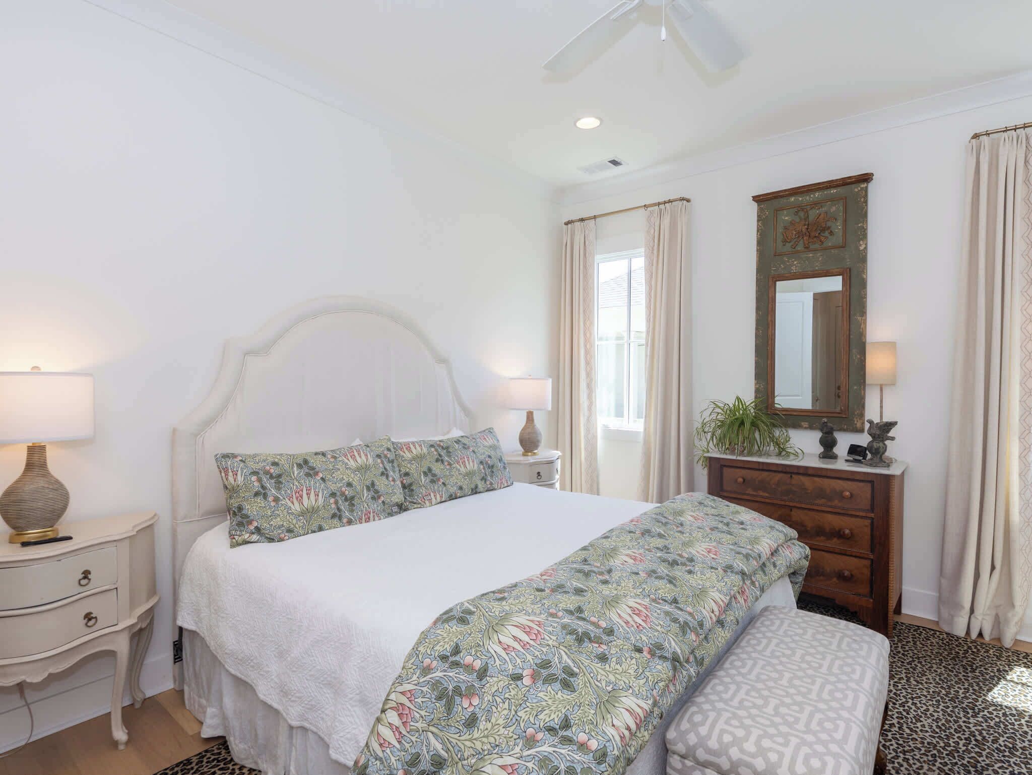 3 عدّة غرف نوم ومكواة/لوح كي وواي فاي وملاءات أسرّة