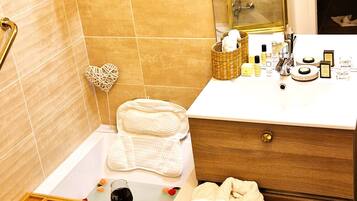 SĂšche-cheveux, serviettes fournies, savon, shampoing