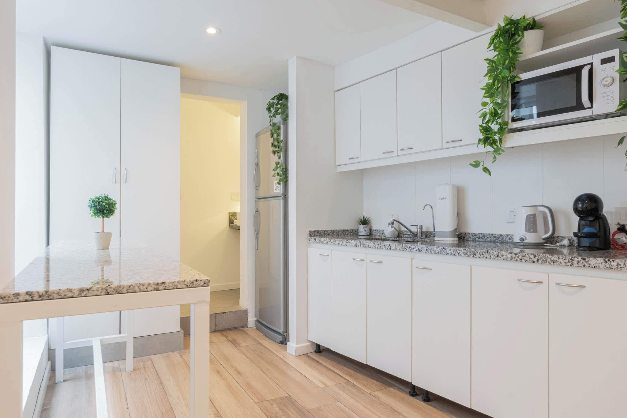 Microondas, cafetera/tetera, tostadora, utensilios de cocina