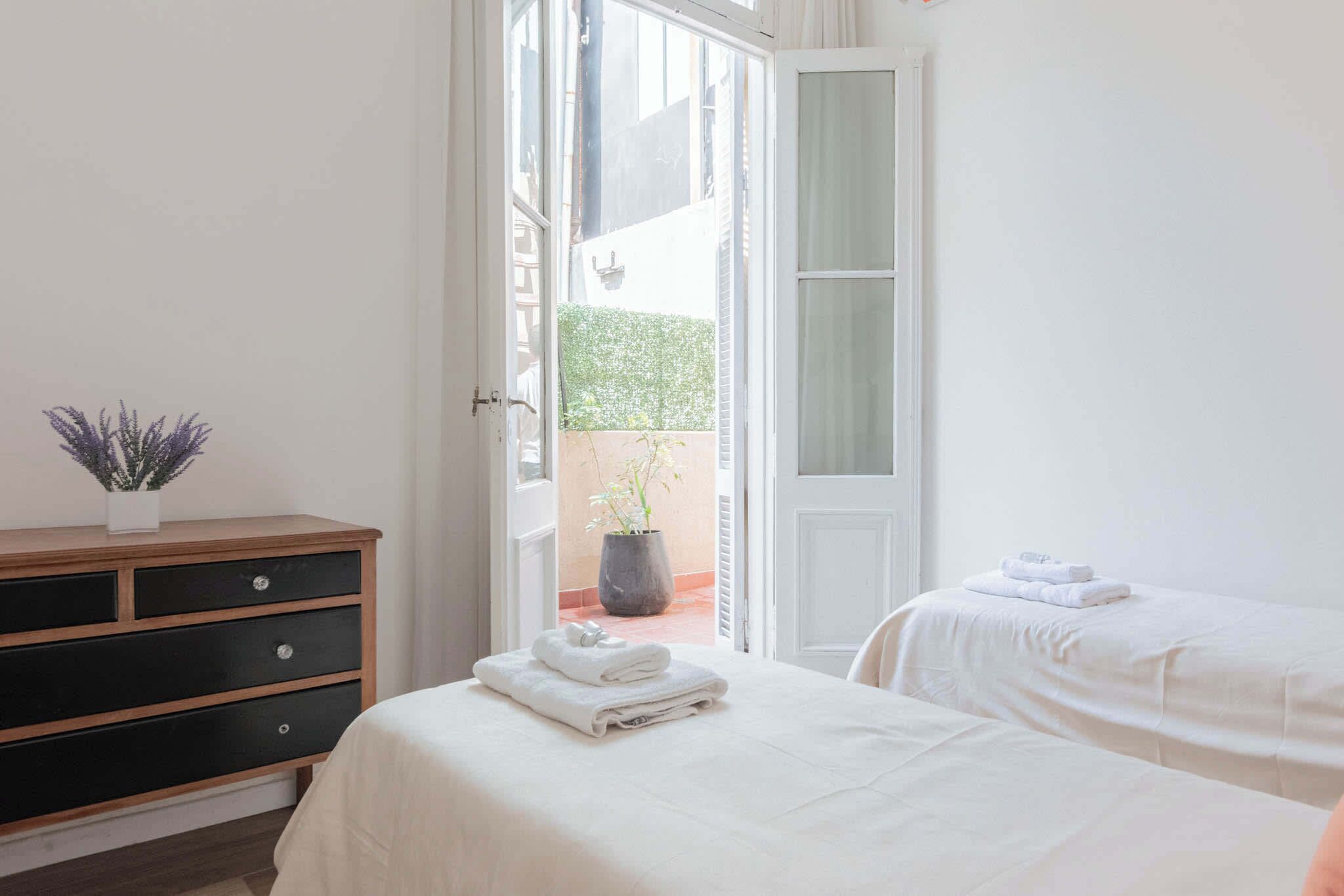 6 habitaciones, tabla de planchar con plancha, wifi y ropa de cama 