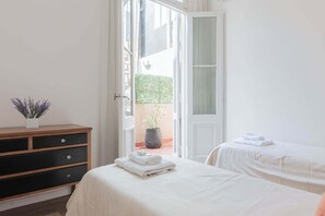 6 bedrooms, iron/ironing board, WiFi, bed sheets