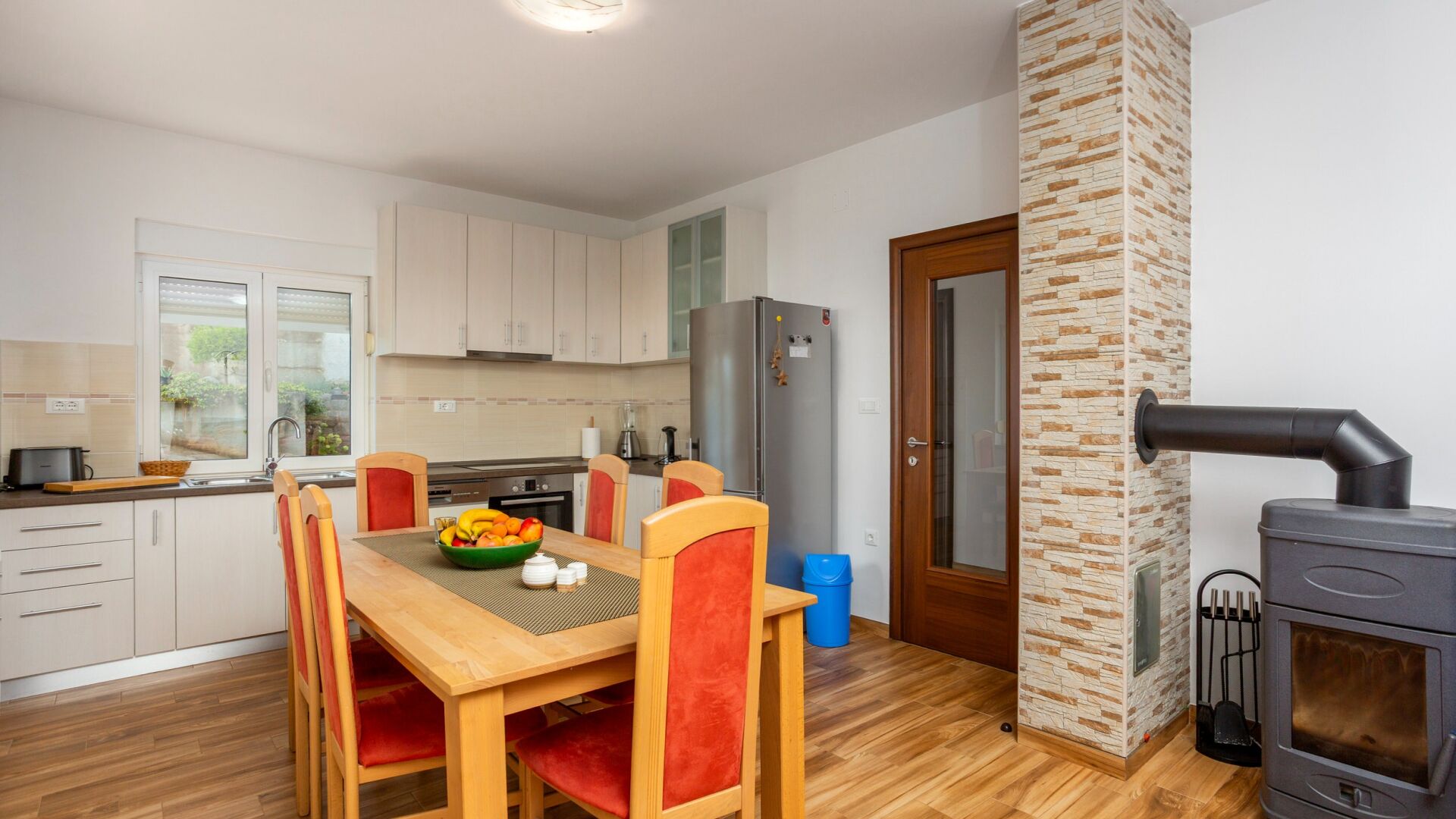 Fridge, oven, dishwasher, coffee/tea maker