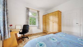 3 bedrooms, iron/ironing board, WiFi, bed sheets