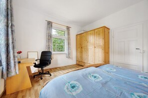 3 bedrooms, iron/ironing board, WiFi, bed sheets