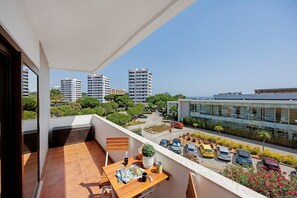 Outdoor dining - Apartment 'Pôr Do Sol' with Sea View, Wi-Fi and Air Conditioning (Alvor)