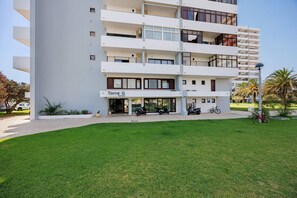 Exterior - Apartment 'Pôr Do Sol' with Sea View, Wi-Fi and Air Conditioning (Alvor)