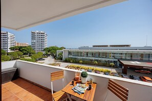 Outdoor dining - Apartment 'Pôr Do Sol' with Sea View, Wi-Fi and Air Conditioning (Alvor)