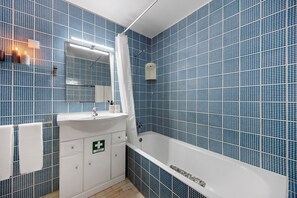 Shower, hair dryer, towels - Apartment 'Pôr Do Sol' with Sea View, Wi-Fi and Air Conditioning (Alvor)