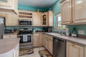 House, 4 Bedrooms | Private kitchen