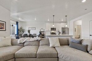 وحدة سكنية متصلة - ٤ غرف نوم | منطقة المعيشة | تلفزيون ذكي، خدمات بث