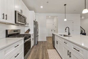Townhome, 4 Bedrooms | Private kitchen | Fridge, oven, coffee/tea maker, toaster