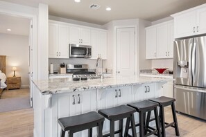 Townhome, 5 Bedrooms | Private kitchen