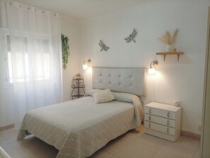 Iron/ironing board, travel crib, internet, bed sheets - Marye's Corner (Elx)