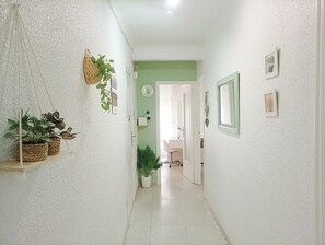 Interior - Marye's Corner (Elx)