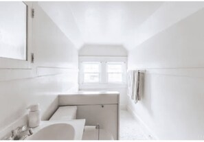 Haartrockner, Handtücher, Seife, Toilettenpapier
