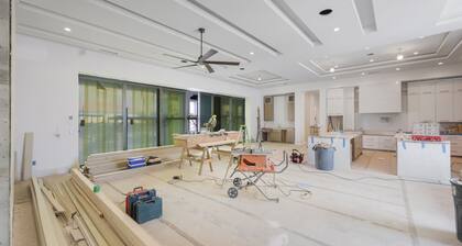 Ostentatious Home | Short Walk to Beach, Food & Fun