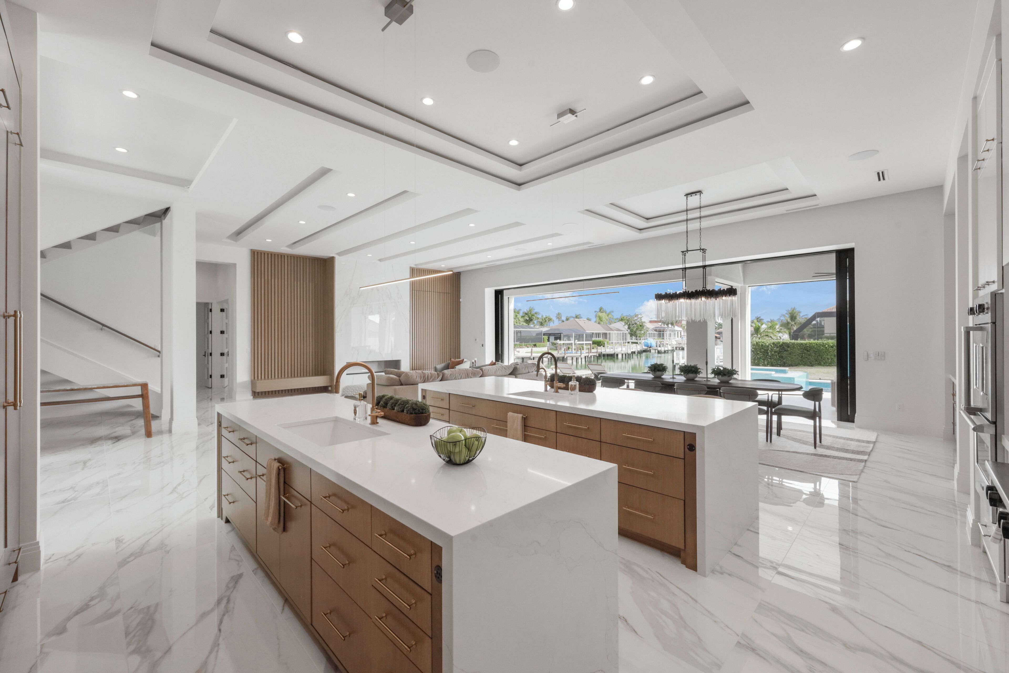 المنشأة من الداخل