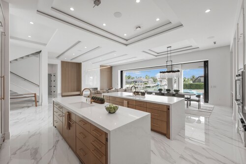 Ostentatious Home | Short Walk to Beach, Food & Fun