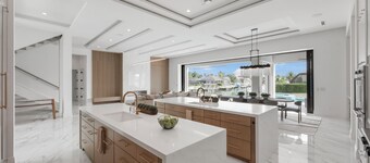 Ostentatious Home | Short Walk to Beach, Food & Fun