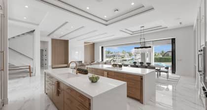 Ostentatious Home | Short Walk to Beach, Food & Fun