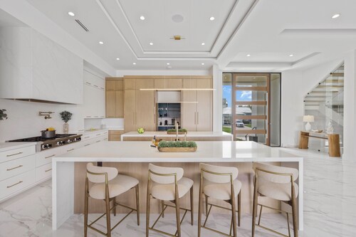 Ostentatious Home | Short Walk to Beach, Food & Fun