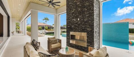 Lämmitetty uima-allas