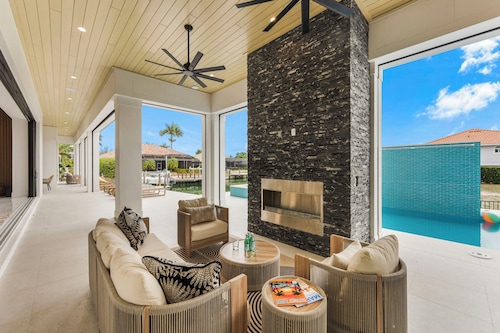 Ostentatious Home | Short Walk to Beach, Food & Fun