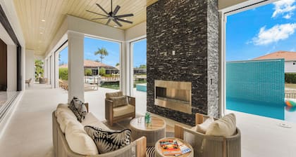 Ostentatious Home | Short Walk to Beach, Food & Fun