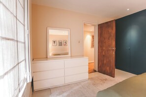 Tabla de planchar con plancha, wifi gratis y ropa de cama