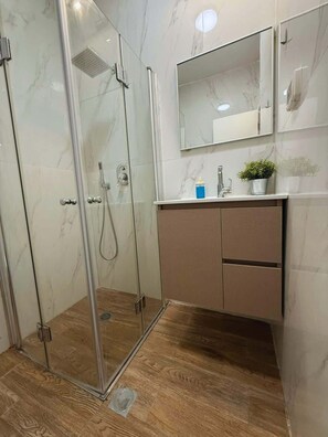 Shower, free toiletries, towels