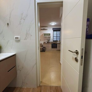 Fridge, oven, stovetop, electric kettle