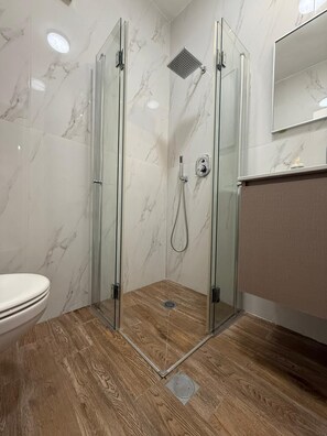 Shower, free toiletries, towels