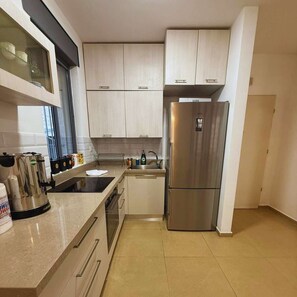 Fridge, oven, stovetop, cookware/dishes/utensils