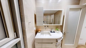 Dusche, kostenlose Toilettenartikel, Handtücher