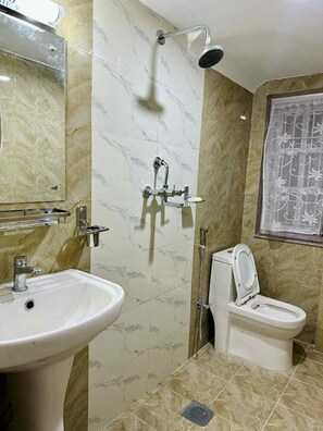 Douche, sèche-cheveux, bidet, serviettes fournies