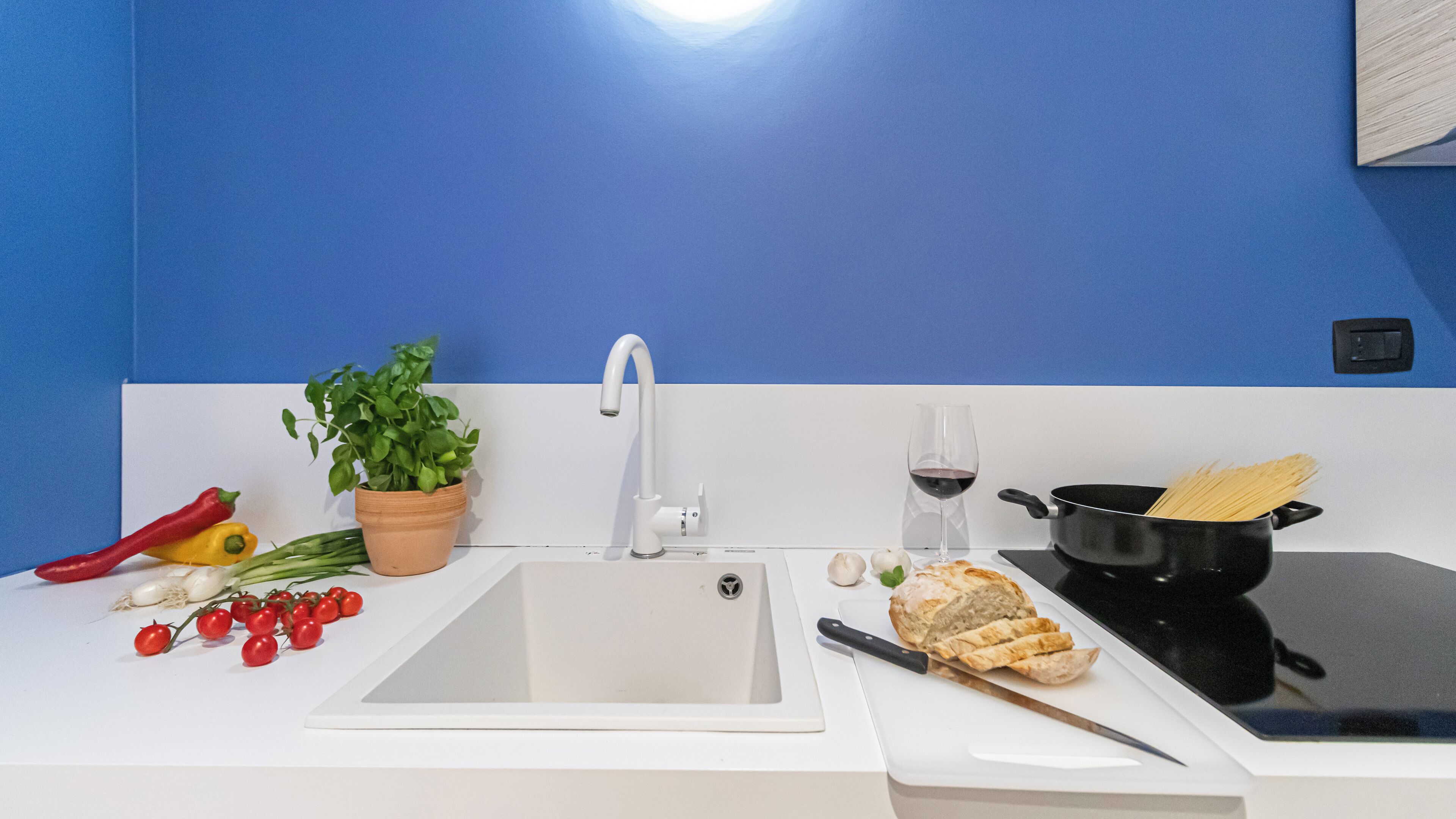 Een oven, een espressoapparaat, een waterkoker, een kinderstoel