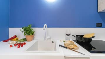 Horno, máquina de café espresso, hervidor eléctrico y trona infantil