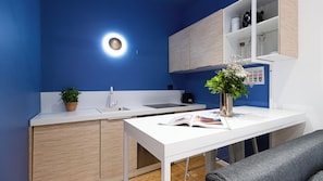 Estudio (0 Bedroom) | Cocina básica privada | Horno, máquina de café espresso, hervidor eléctrico y trona infantil