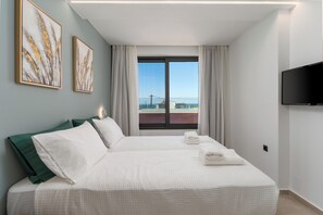 2 chambres, coffres-forts dans les chambres, fer et planche à repasser