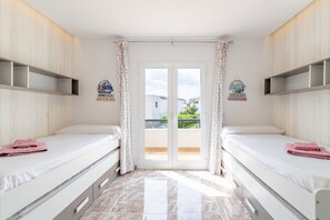 2 室のベッドルーム、アイロン / アイロン台、WiFi、ベッドシーツ