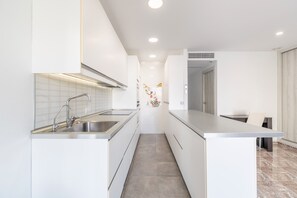 冷蔵庫、電子レンジ、オーブン、コンロ