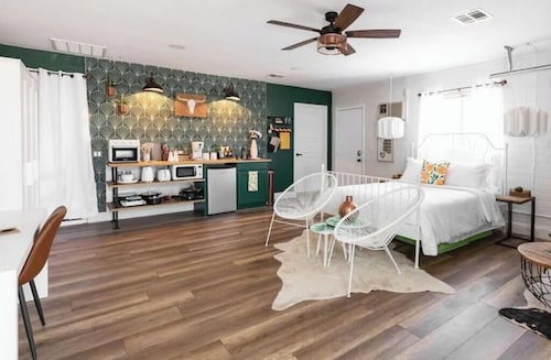 Stylish Casita w/Kitchenette, Workspace & Firepit