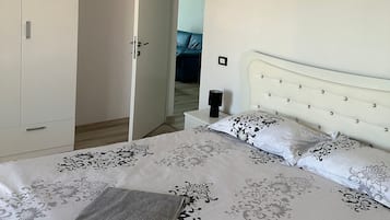 4 bedrooms, iron/ironing board, WiFi, bed sheets