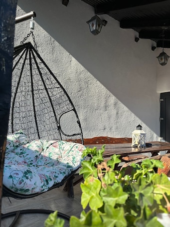Outdoor dining. Amazing 4-bedroom villa in Victoria