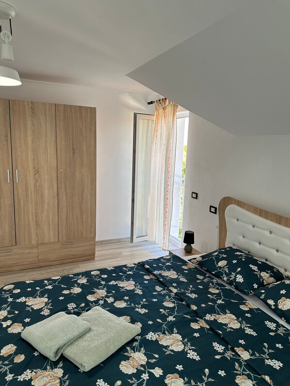4 bedrooms, iron/ironing board, WiFi, bed sheets
