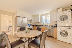 Un four, surface de cuisson, lave-vaisselle