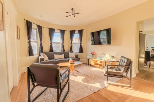 LUXE 4BDR/2BA Near Boston- T-Station & Encore Casino