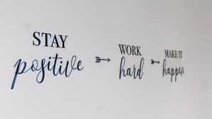 Frases motivacionales pintadas en una pared.